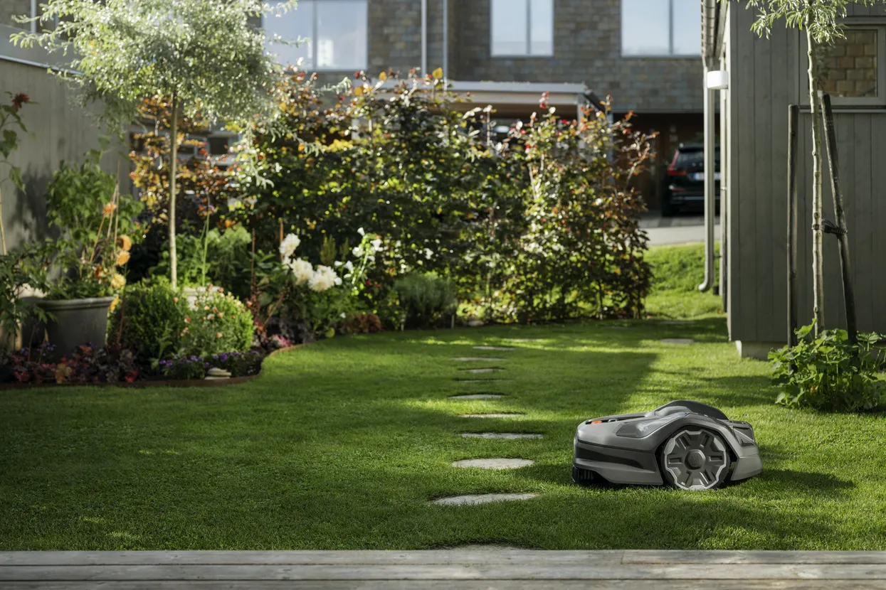 Robotická kosačka Husqvarna Automower 305E NERA s EPOS